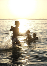 Riso de Criança no Ar